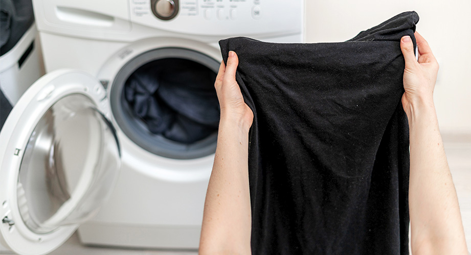 Schwarze Wäsche waschen: So bleiben Kleidungsstücke länger schwarz!