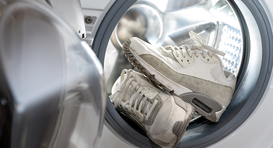Weiße Sneaker waschen: So einfach geht´s!